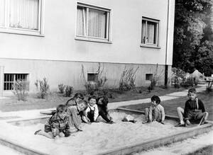 Gründerjahre Sandkasten mit Kindern
